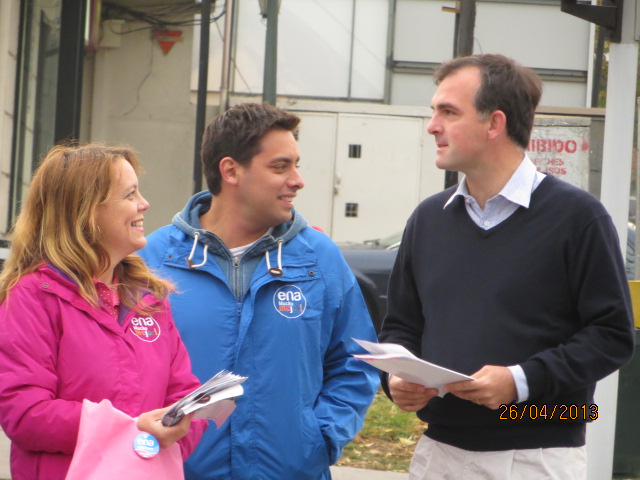 El diputado Silva junto a la Senadora Ena Von Baer, entregando información sobre las primarias en las calles.